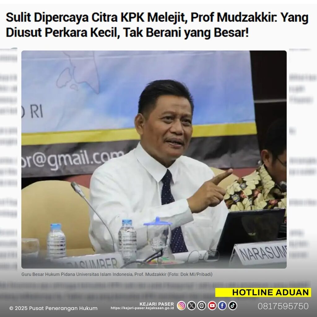 Sulit Dipercaya Citra KPK Melejit, Prof Mudzakkir: Yang Diusut Perkara Kecil, Tak Berani yang Besar!  akarta, MI - Di tengah kinerja Komisi Pemberantasan Korupsi atau KPK tersorot dalam pemberantasan korupsi, lembaga survei Litbang Kompas justru merilis citra baik lembaga anti rasuah itu naik signifikan dari 60,9 persen pada September 2024 menjadi 72,6 persen di Januari 2025. Tren kenaikan persepsi baik publik terhadap KPK ini, bahkan lebih tinggi jika dibandingkan dengan sembilan lembaga lainnya, yaitu TNI, Polri, Kejaksaan Agung, Mahkamah Agung, Mahkamah Konstitusi, Komisi Pemilihan Umum (KPU), Bawaslu, Dewan Perwakilan Rakyat (DPR), dan Dewan Perwakilan Daerah (DPD).  Terkait hal itu, membuat bingung dan sulit bagi Prof Mudzakir, seorang ahli hukum pidana dari Universitas Islam Indonesia (UII) untuk mempercayainya.  "Agak sulit, misalnya sekarang ditemukan hasilnya bahwa KPK dan Kejaksaan Agung termasuk kategori yang tinggi. KPK yang super tinggi ya. Seperti KPK itu apa citranya yang naik, jadi agak bingung dan sulit kita baca. Jadi maksud saya adalah dinilai apanya KPK bahwa citranya itu tinggi," sentil Prof Muzakir saat berbincang dengan Monitorindonesia.com, Jumat (24/1/2025) malam.  Bukan tanpa alasan Prof Mudzakkir berpandangan demikian, sebab dia paham betul sebagai orang yang mengerti dan pernah berhadapan dengan hukum. "Jadi kalau KPK yang dinilai tinggi, itu yang ditangani KPK saja kecil-kecil perkaranya. Maksud saya kecil itu kan misalnya Kepala Daerah, DPRD, bidang ini, bidang ini. Tidak pernah dia atau jarang dia Menteri," lanjutnya.  Selengkapnya : https://monitorindonesia.com/hukum/read/2025/01/601957/sulit-dipercaya-citra-kpk-melejit-prof-mudzakkir-yang-diusut-perkara-kecil-tak-berani-yang-besar