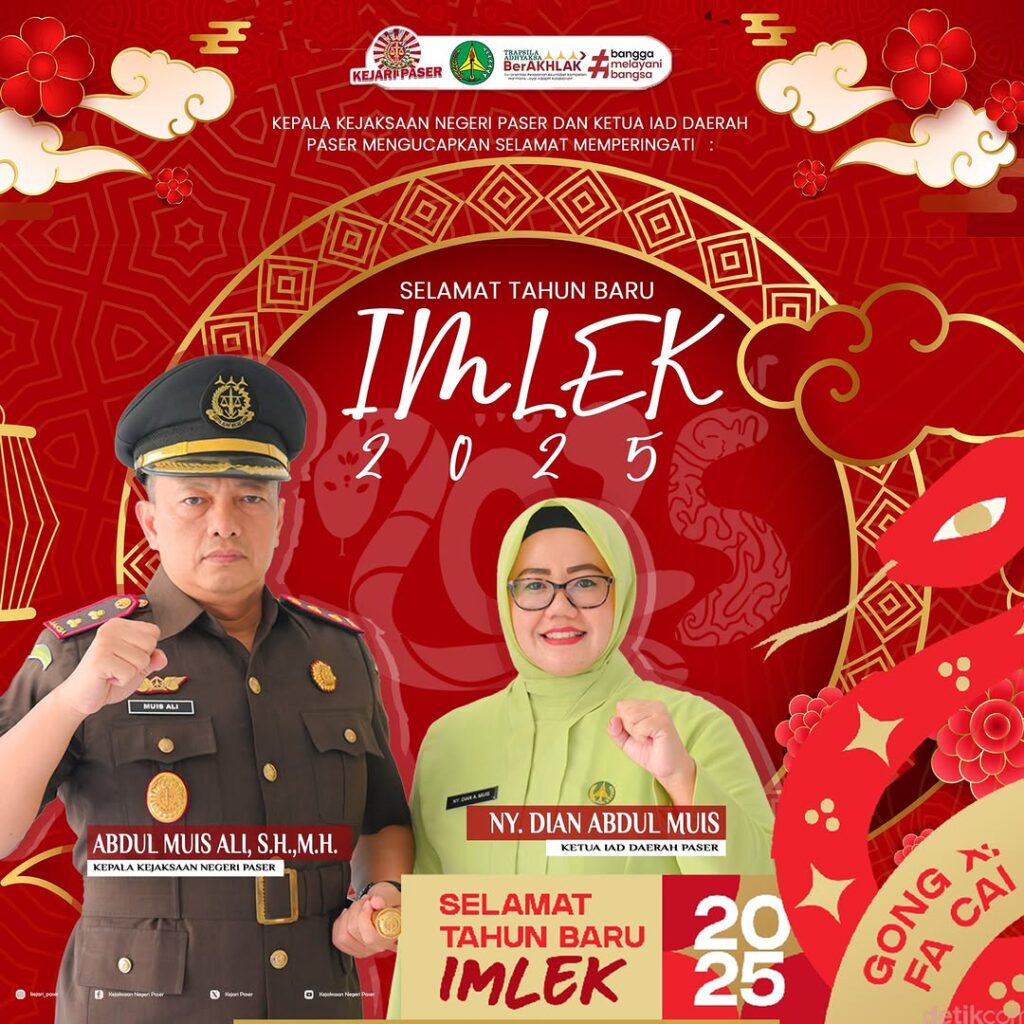 Kepala Kejaksaan Negeri Paser Abdul Muis Ali, S.H.,M.H. dan Ketua IAD Daerah Paser Ny. Dian Abdul Muis mengucapkan :  Selamat Tahun Baru Imlek 2025 256 Kongzili 29 Januari 2025