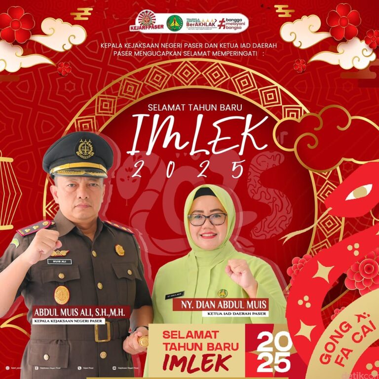 Kepala Kejaksaan Negeri Paser Abdul Muis Ali, S.H.,M.H. dan Ketua IAD Daerah Paser Ny. Dian Abdul Muis mengucapkan :  Selamat Tahun Baru Imlek 2025 256 Kongzili 29 Januari 2025