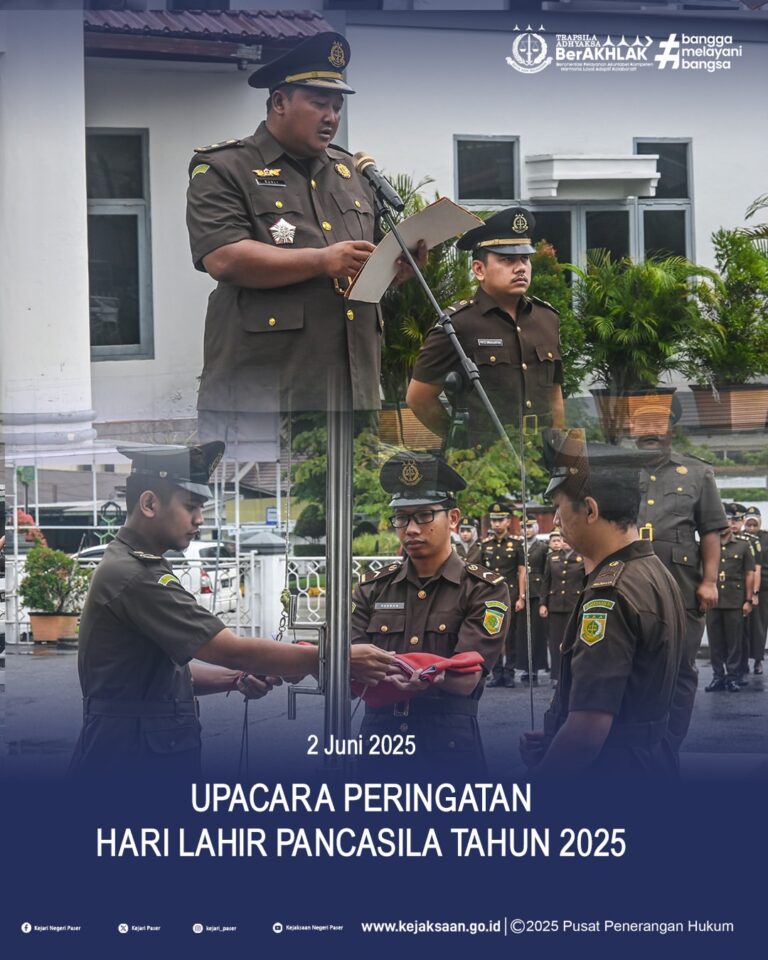 Upacara Peringatan Hari Lahir Pancasila dengan khidmat, bertempat di halaman kantor Kejaksaan Negeri Paser.