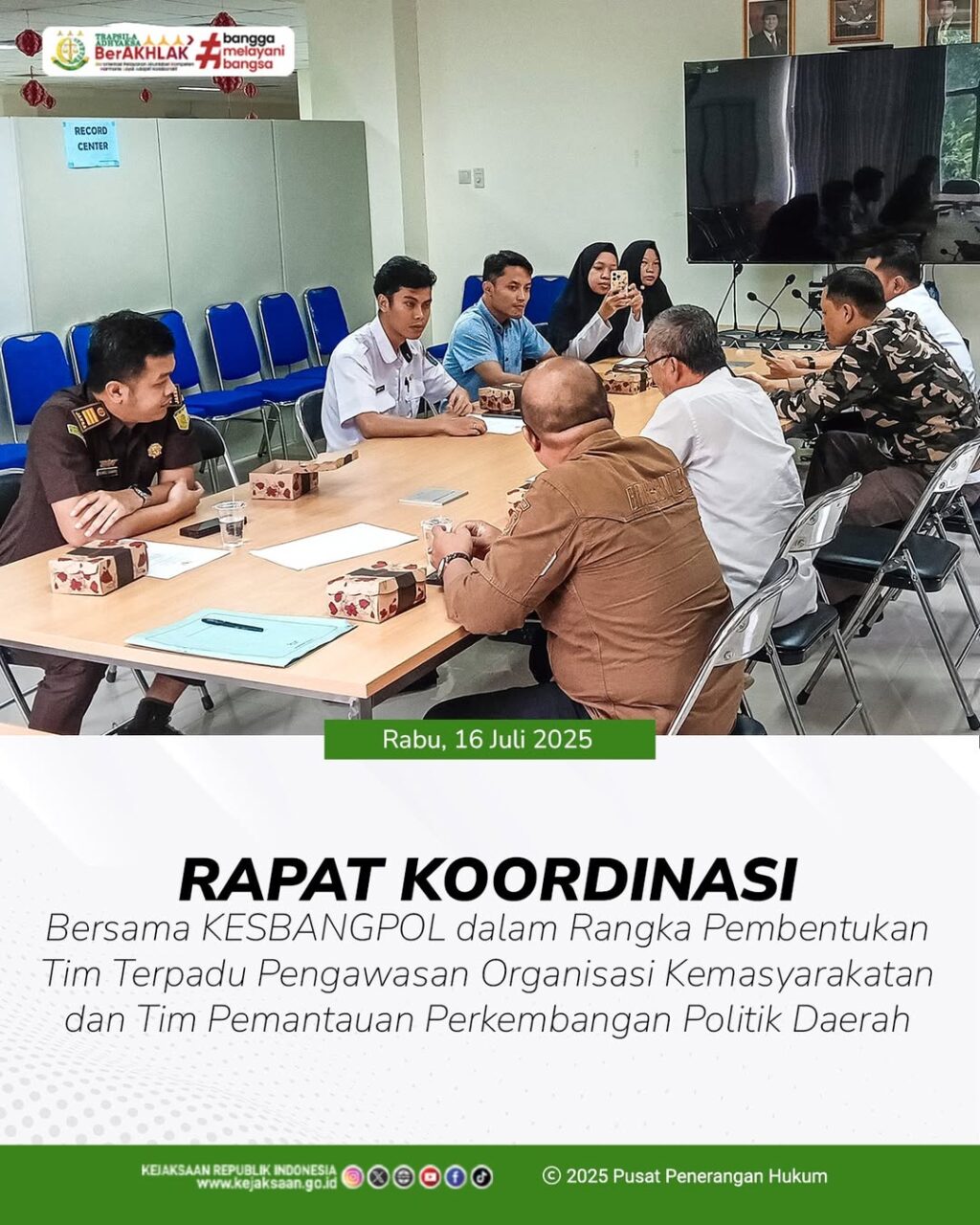 menghadiri rapat koordinasi bersama Kesbangpol dalam rangka Pembentukan Tim Terpadu Pengawasan Organisasi Kemasyarakatan dan Tim Pemantauan Perkembangan Politik di Daerah