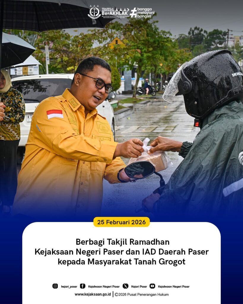 Kejaksaan Negeri Paser dan IAD Daerah Paser Mengadakan Pembagian Takjil di bulan Suci Ramadhan