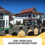 pada hari Senin, tanggal 22 Juni 2026, pukul 08.00 WITA - selesai, bertempat di Halaman Kantor Kejaksaan Negeri Paser, kepala Seksi Intelijen Bpk. Erlando Julimar, S.H. menjadi Pembina Apel diikuti seluruh Pegawai, Outsourcing, serta Honorer.