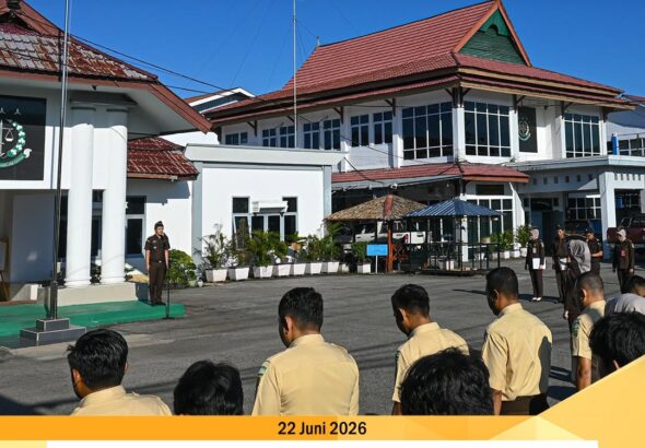 pada hari Senin, tanggal 22 Juni 2026, pukul 08.00 WITA - selesai, bertempat di Halaman Kantor Kejaksaan Negeri Paser, kepala Seksi Intelijen Bpk. Erlando Julimar, S.H. menjadi Pembina Apel diikuti seluruh Pegawai, Outsourcing, serta Honorer.
