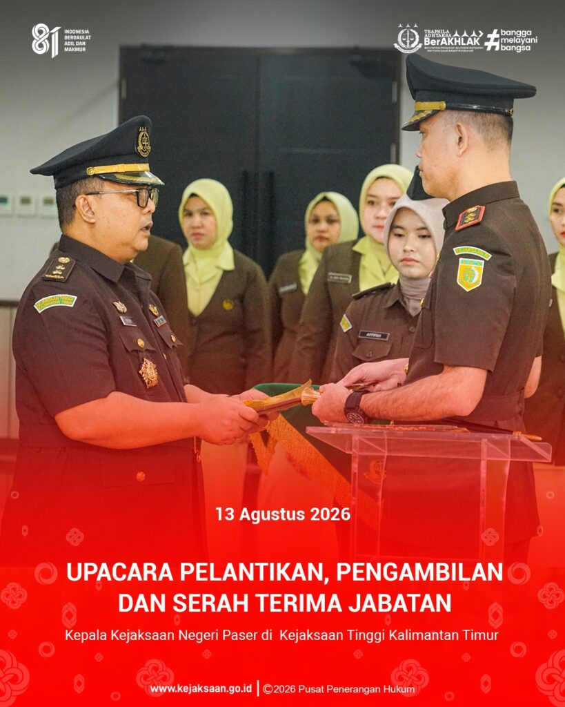 melakukan pelantikan, pengambilan sumpah dan serah terima jabatan, para pejabat eselon III di lingkungan Kejaksaan Tinggi Kalimantan Timur.